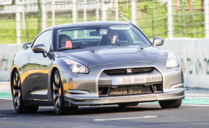 Száguldj Nissan GT-R-rel a Kakucs Ringen! 5 vagy 10 körös élményvezetés egy 600 lóerős szörnnyel.
