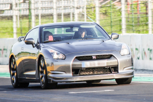 Száguldj Nissan GT-R-rel a Kakucs Ringen! 5 vagy 10 körös élményvezetés egy 600 lóerős szörnnyel.