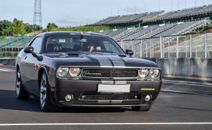 Vezess egy Dodge Challengert, egy igazi amerikai izomautót 3, 5 vagy 10 körös élményvezetésen.