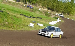 Gyakorold a versenyzést a BMW E30-cal a Kakucs Ringen 3, 6 vagy 12 körön át!