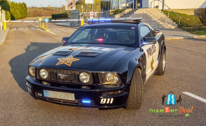 Vezesd a Ford Mustang GT rendőrautót 3, 4, 6 vagy 10 körön át a Kakucs Ringen!