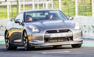 Száguldj Nissan GT-R-rel a Kakucs Ringen! 5 vagy 10 körös élményvezetés egy 600 lóerős szörnnyel.