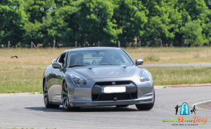 Száguldj körbe 2, 3, 4, 5 vagy 7 körös élményvezetésen a 600 lóerős Nissan GT-R-rel az EuroRingen!