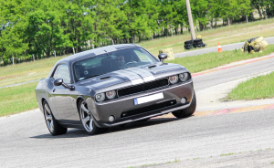 Vezess egy Dodge Challengert, egy igazi amerikai izomautót 3, 5 vagy 10 körös élményvezetésen.