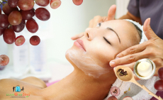 <ul>
<li>Próbáld ki a komplex bőrszépítő kezelést, amely a vörös szőlő és a hyaluron erejével varázsolja újjá bőrödet.</li>
<li>Ez a prémium kezelés arc-nyak-dekoltázs masszázzsal nemcsak felfrissíti a bőrt, hanem segít megőrizni annak fiatalos ragyogását.</li>
<li>Vörös szőlő és <strong>a hyaluron erejével</strong>, vitaminokban és Q10 koenzimben gazdag kozmetikumokkal, ránctalanító, rugalmasító,<strong> feszesítő hatású bőrkezeléssel és masszázzsal</strong> arc-, nyak- és dekoltázs területén!</li>
<li>Jelentkezz be az Arc és Testvarázsló Szalonba, <strong>Budapest XIV. kerületében!</strong></li>
</ul>