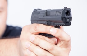 50 lövés élménylövészet 10 választható 9 mm-es fegyverrel.