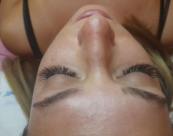 Természetes hatású 1D vagy 2D műszempilla építés minőségi anyagokból