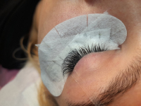 Természetes hatású 1D vagy 2D műszempilla építés minőségi anyagokból