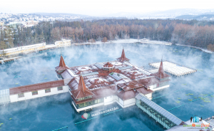 Hévízi fürdőzés a Föld legnagyobb területű melegvizes gyógytavában -  Buszos utazás a Neoline-tól