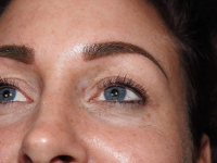 Szemöldöktetoválás púderes, satíros, félsatíros vagy szálas technikával többféle árnyalatban