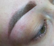 Szemöldöktetoválás púderes, satíros, félsatíros vagy szálas technikával többféle árnyalatban