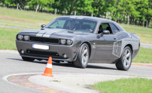 3, 5 vagy 10 kör élményvezetés Dodge Challenger-rel, egy igazi amerikai izomautóval a Kakucs Ringen