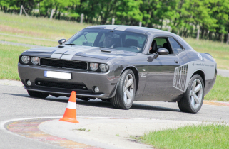 3, 5 vagy 10 kör élményvezetés Dodge Challenger-rel, egy igazi amerikai izomautóval a Kakucs Ringen