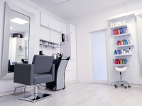 Itt az ideje kicsit felfrissíteni a hajstílusod! Hajfestés egészségügyi vágással, középhosszú hajra