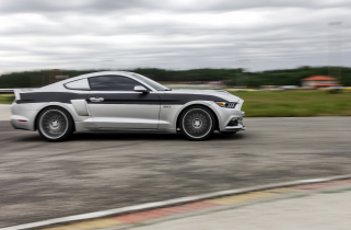 Ford Mustang Eleanor élményvezetés 3, 5, 6, 8, 10 vagy 12 körön át, vezesd az amerikai álomautót