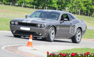 3, 5 vagy 10 kör élményvezetés Dodge Challenger-rel, egy igazi amerikai izomautóval a Kakucs Ringen