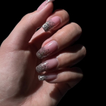 Poly géles körömépítés S-M méretben, 1-1 köröm díszítésével a IV. kerületben