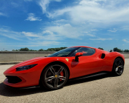 Felejthetetlen élményvezetés egy Ferrari 296 GTB-vel! 3,5,6,8,10 vagy 12 körön át a Kakucs Ringen