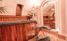 Páros 1 órás jacuzzi extra program rózsaszirmokkal, csokitállal, gyümölcstállal, üdítővel, pezsgővel