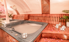 Páros 1 órás jacuzzi extra program rózsaszirmokkal, csokitállal, gyümölcstállal, üdítővel, pezsgővel