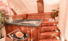 Páros 1 órás jacuzzi extra program rózsaszirmokkal, csokitállal, gyümölcstállal, üdítővel, pezsgővel