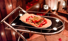 Páros 1 órás jacuzzi extra program rózsaszirmokkal, csokitállal, gyümölcstállal, üdítővel, pezsgővel