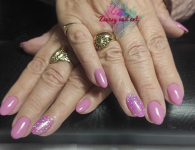 Géllakkozás gépi manikűrözéssel, 1-1 köröm díszítésével. Káprázatos körmök heteken át Zsuzsytól!