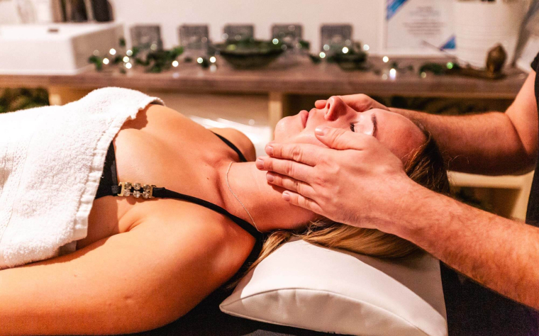 60 perces prémium aromaterápiás masszázs választható időszakban a megújult Diamond Massage & Spa-ban