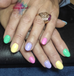 Géllakkozás gépi manikűrözéssel, 1-1 köröm díszítésével. Káprázatos körmök heteken át Zsuzsytól!