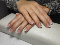 Géllakkozás gépi manikűrözéssel, 1-1 köröm díszítésével. Káprázatos körmök heteken át Zsuzsytól!