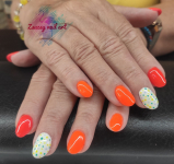 Géllakkozás gépi manikűrözéssel, 1-1 köröm díszítésével. Káprázatos körmök heteken át Zsuzsytól!