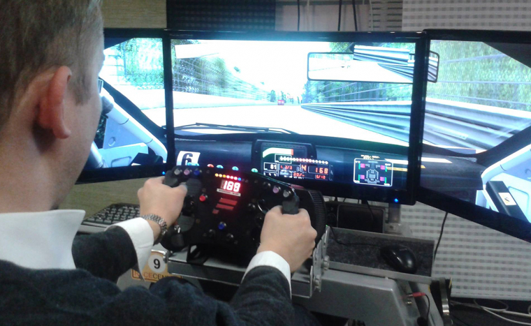 Autóverseny szimulátorozás korlátlan sörfogyasztással 1 főre 2 órán át. Használd ki az íveket!