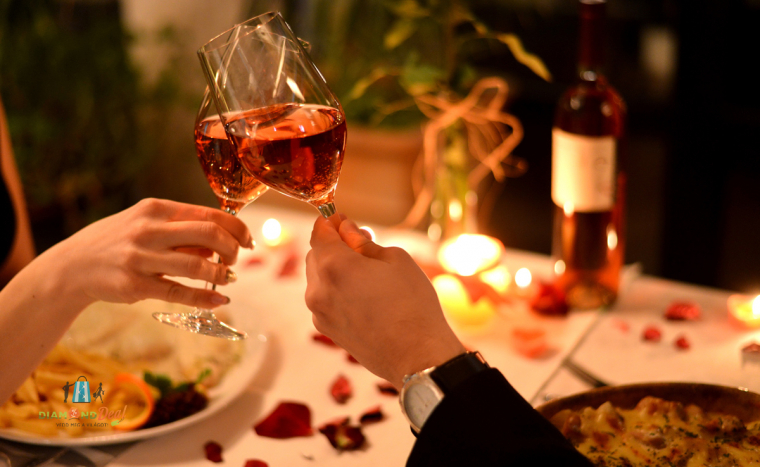 Kétszemélyes romantikus Valentin-napi tál 2 fő részére, rózsaszirmokkal borított asztalnál