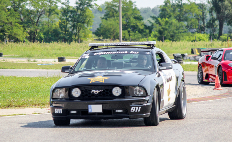 Ford Mustang GT rendőrautó élményvezetés 2, 3 vagy 4 körön át a Hungaroringen!