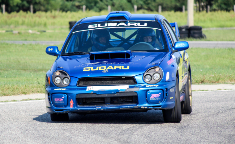 Adrenalinfröccs! Vezesd a Subaru Impreza WRX-et 3, 5 vagy 10 körös élményvezetésen a Kakucs Ringen!