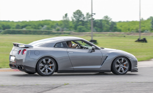 Száguldj Nissan GT-R-rel a Kakucs Ringen! 3, 5 vagy 10 körös élményvezetés egy 600 lóerős szörnnyel.