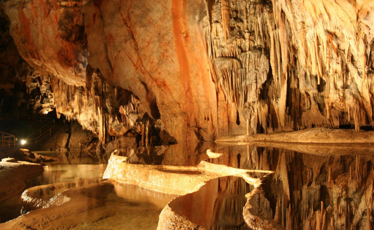 Buszos utazás Aggtelekre, domicai cseppkőbarlang-látogatással, Szinpetribe és a Jósvafőre