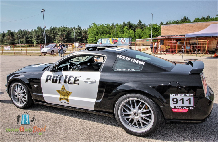 Vezesd a Ford Mustang GT rendőrautót 3, 4 vagy 10 körön át a Kakucs Ringen!
