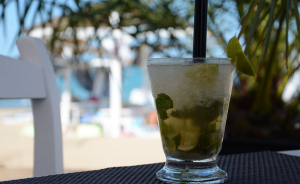 Frissítő alhoholos vagy alkoholmentes mohito koktél a nyári forróságban a Dunakavicsban