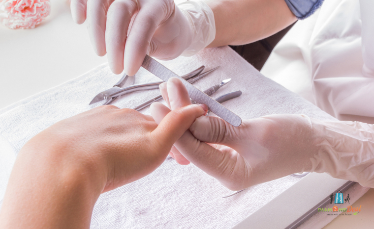 Teljes manikűr paraffinos kézápolással az V. kerületben, hogy selymes és nőies legyen a kezed!