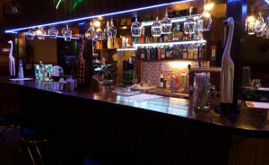 Magyaros pálinkakóstoló, sörrel és mogyoróval a Drekó Pub-ban