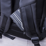 Számzáras, lopásgátlós hátizsák USB-vel, fülhallgató kimenettel, laptop, tablet rekesszel