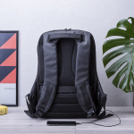 Számzáras, lopásgátlós hátizsák USB-vel, fülhallgató kimenettel, laptop, tablet rekesszel