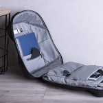 Lopásgátlós hátizsák, laptop és tablet rekesszel, USB csatlakozóval