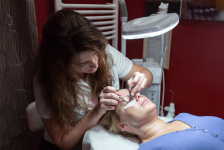 60 perc szőlőmagolajos teljes testmasszázs, 3D műszempilla építésével, az Oktogonnál