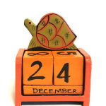 Fából készült, kézzel festett, nagy öröknaptár többféle állatfigurával