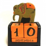 Fából készült, kézzel festett, nagy öröknaptár többféle állatfigurával