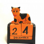 Fából készült, kézzel festett, nagy öröknaptár többféle állatfigurával