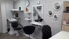 Női szépítkező csomag: sminkeléssel, szemöldökszépítéssel, hajformázással, a Madách Színháznál