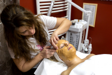 Ragyogj rádiófrekvenciás arc és toka fiatalítással, 3D pillával, alkalmi sminkkel, az Oktogonnál